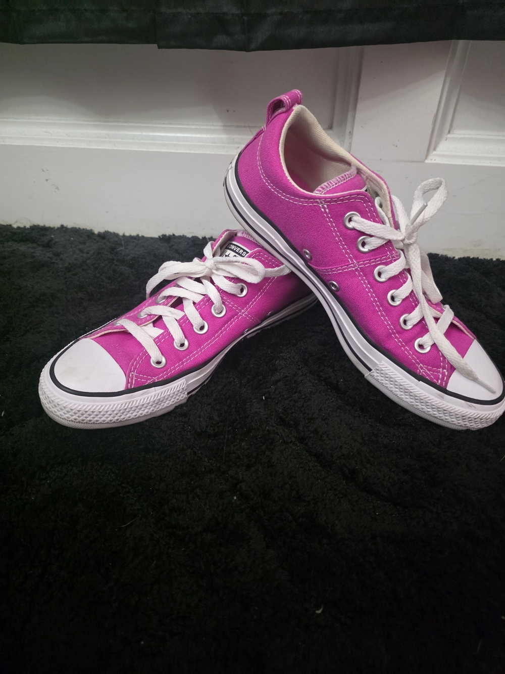 Converse Bright Size 8-Pink Low-Top Canvas Sneakers